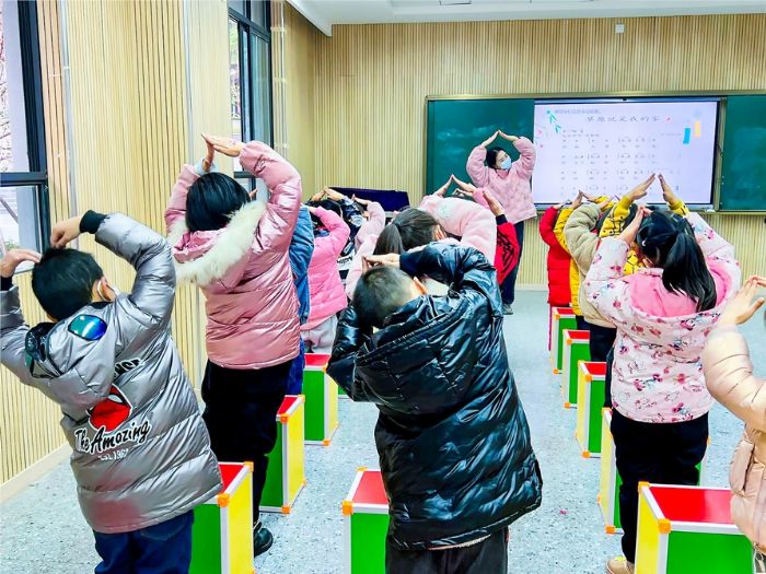 东安小学学生在多功能室上音乐课。
