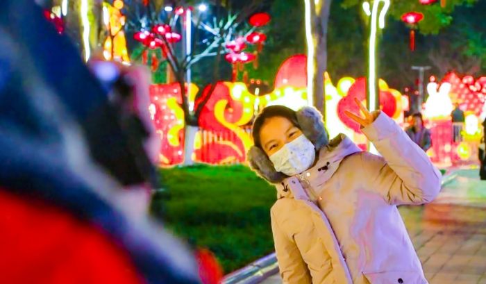 奋进广场迎春灯组吸引市民合影。

