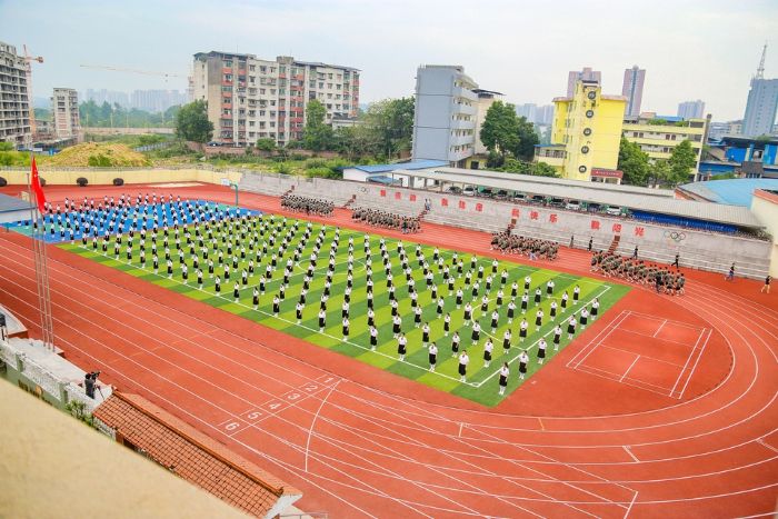 学生军训现场。
