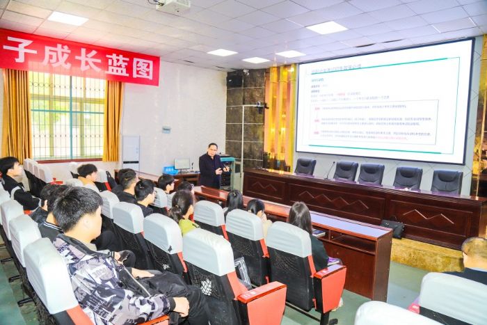 老师为学生讲解高职分类考试招考政策。
