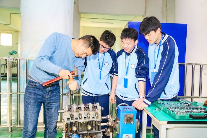 老师讲解汽车修理知识。
