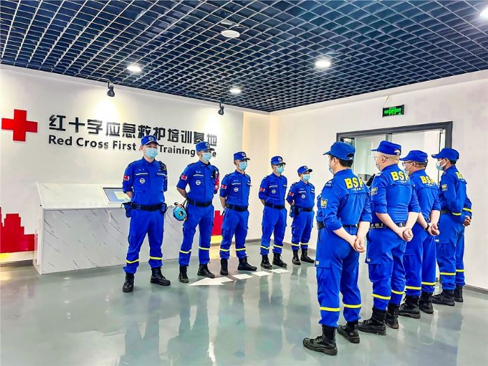 周瑜（左一）组织队员开展应急救护培训。
