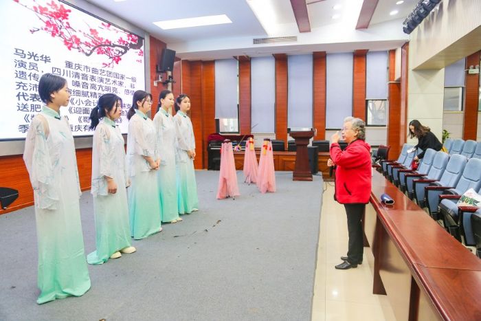 师生一起准备学生艺术节。
