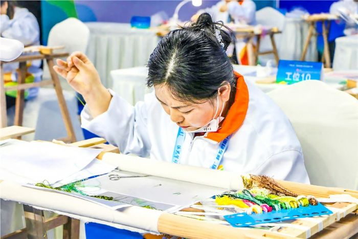 　　我区选手在“巴蜀工匠”杯乡村振兴技术技能大赛进行刺绣比赛。
