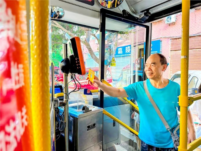 市民刷交通联合卡乘车。
