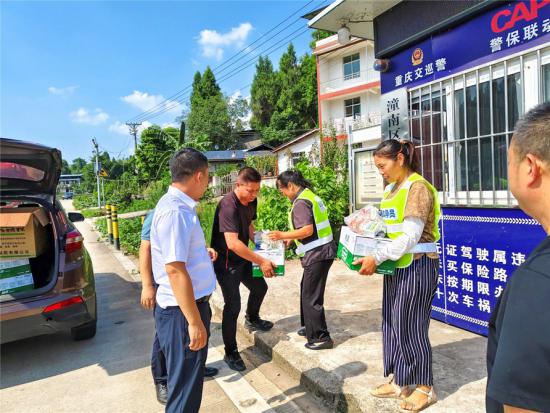 双江镇给交通劝导站的工作人员送去清凉物品。