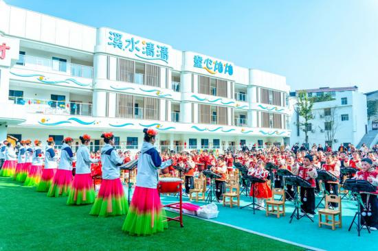孩子们用击鼓庆元旦。
