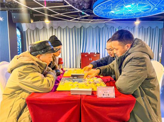 区老体协象棋分会正在进行分组比赛。