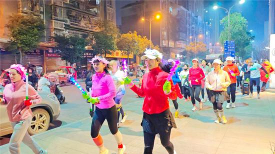 区长跑协会会员们夜跑迎接新年。
