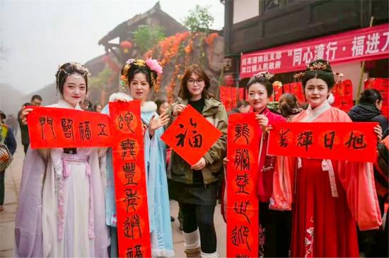 书法爱好者给市民送春联。