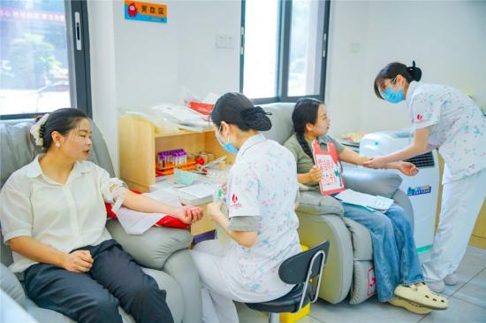 街道工作人员参加无偿献血。