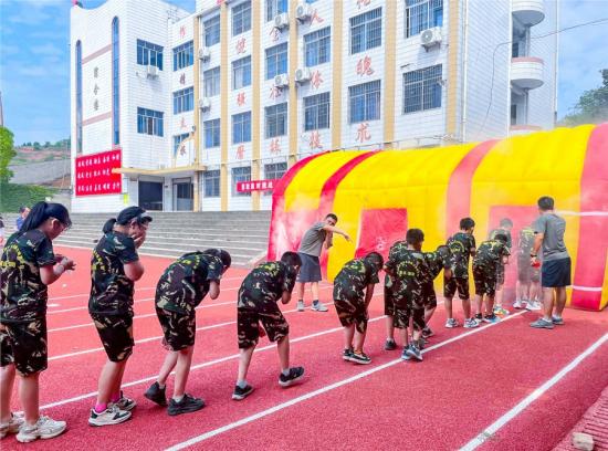 学生在进行逃生演练。