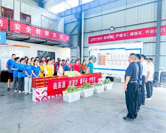 向快递员发放防暑降温物品。